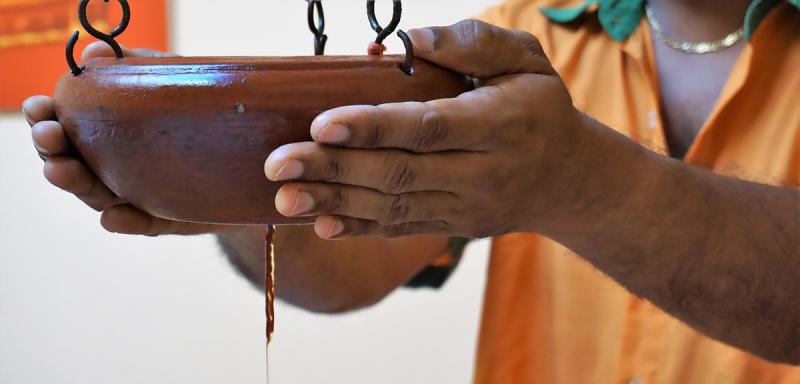 Ayurveda-Behandlung mit Ölguss